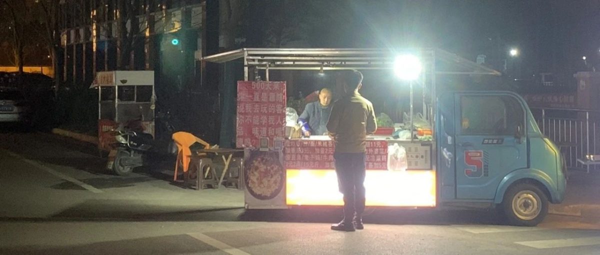深夜偶遇炒饭摊：老板大叔笑谈80万的代价